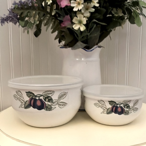 Charter Club Pair Of Enamelware Bowls With Plastic Tab Lids For Storage - Picture 11 of 12